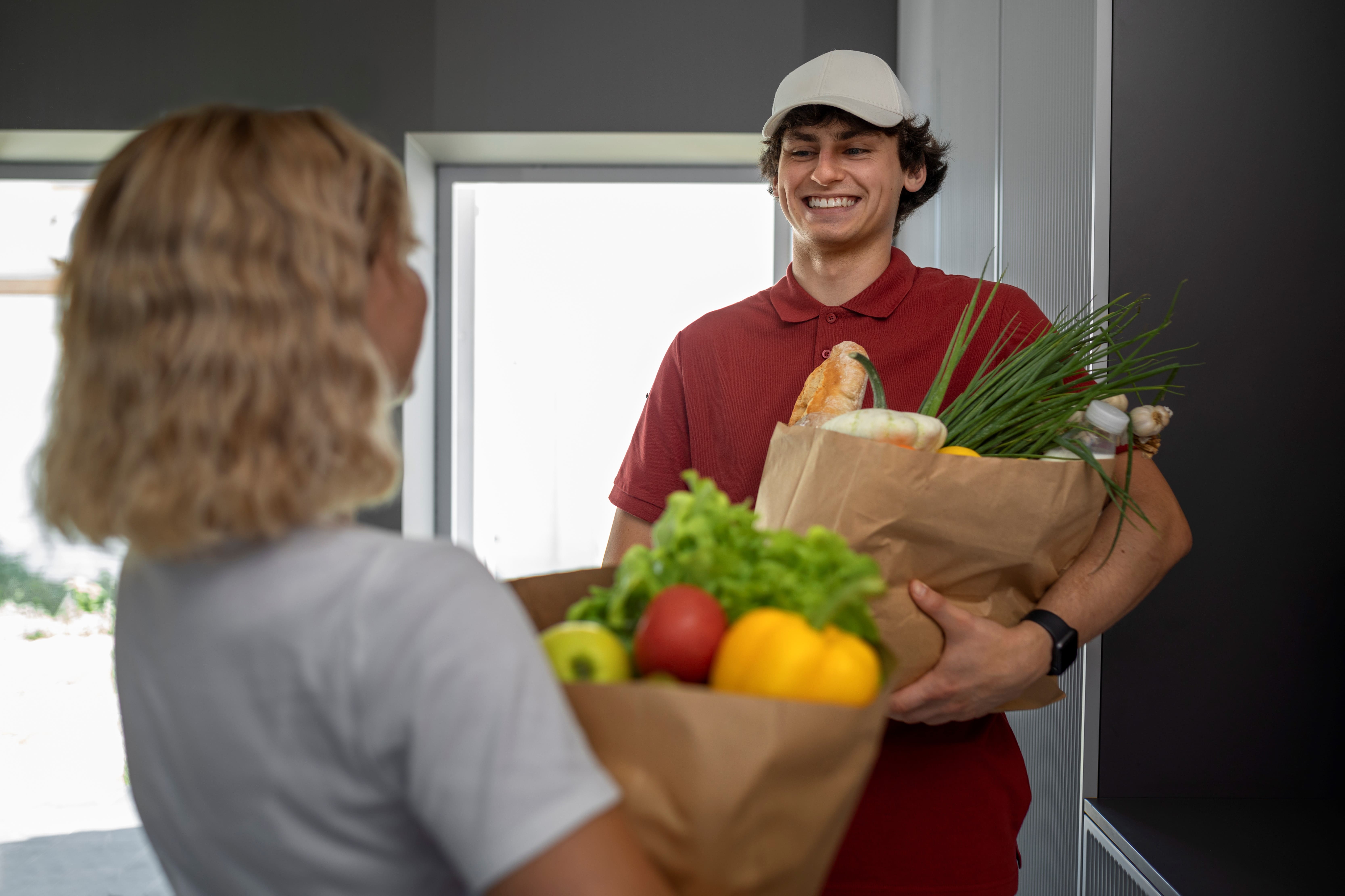 Пассивный продукт. Курьер с продуктами. Девушка доставщик еды. Поддержка IGOOODS. Человек держит продукт.